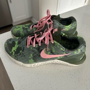 Nike Camo Green and Pink Athletic Shoes Metcon 3